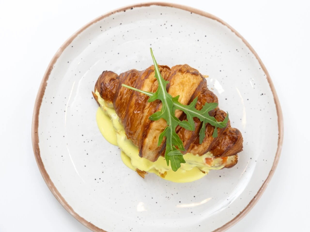 Круассан лосось, скрэмбл, свежий огурец и соус сырный