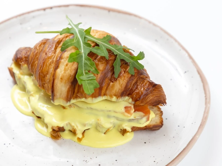 Круассан лосось, скрэмбл, свежий огурец и соус сырный