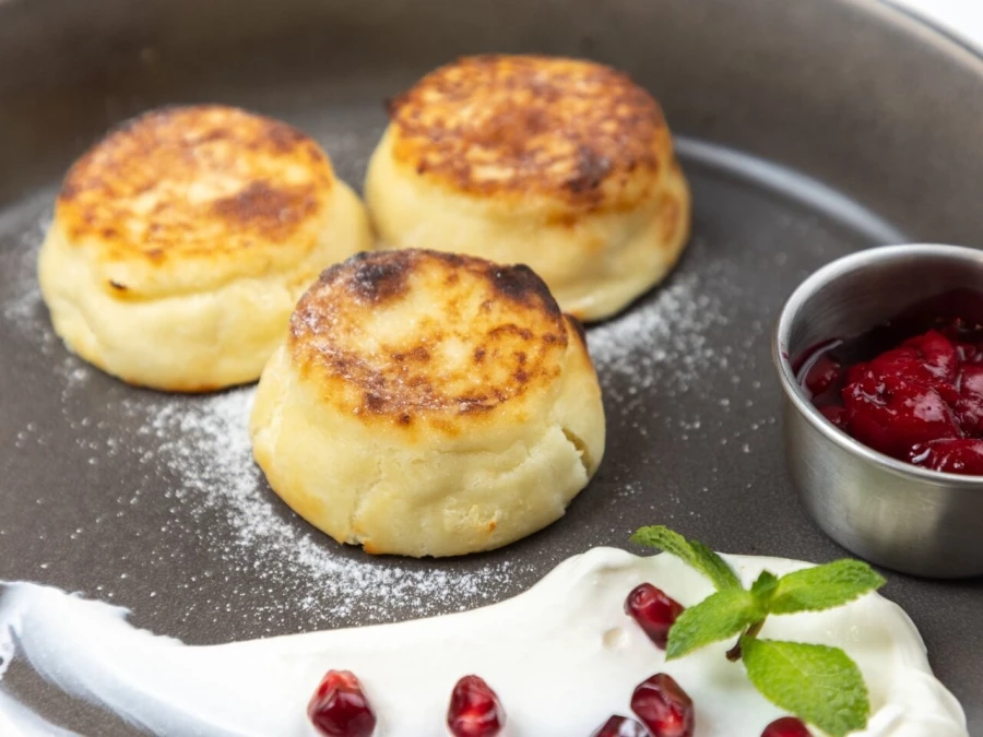Сырники творожные со сметаной и вишнёвым компоте