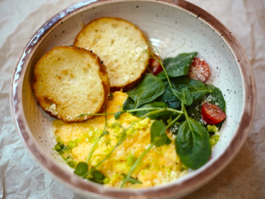 Скрэмбл с помидорами и бриошь