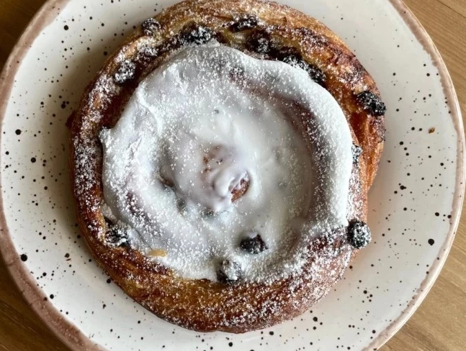 Улитка с заварным кремом и изюмом