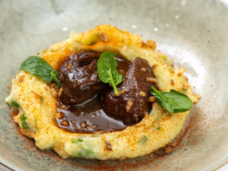 Томлёная говяжья щека