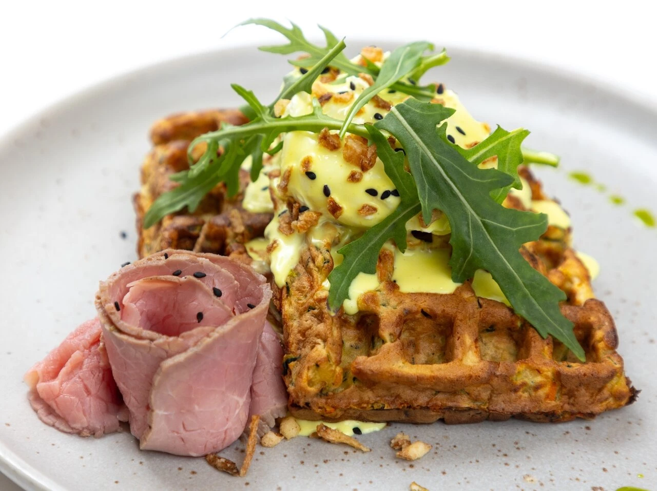 Вафли из цукини с ростбифом