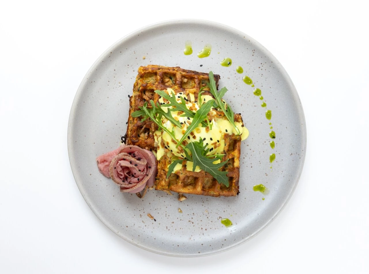 Вафли из цукини с ростбифом