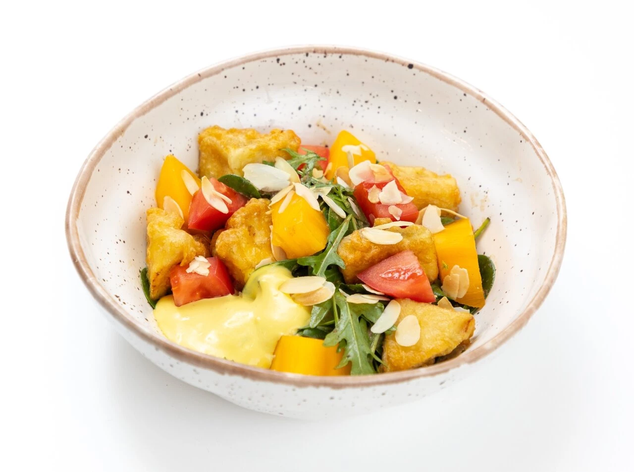 Теплый салат с хрустящим баклажаном и хурмой