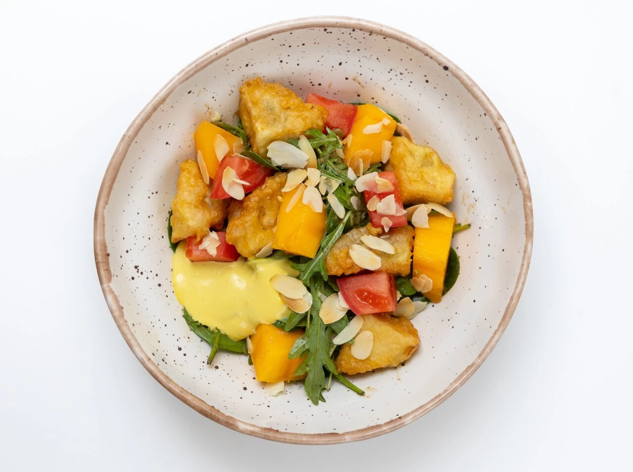 Теплый салат с хрустящим баклажаном и хурмой