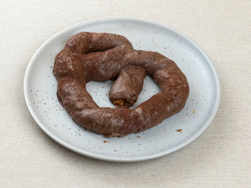 Слоёный крендель с шоколадом