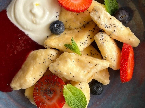 Ленивые вареники с мацони, ягодным соусом и маком