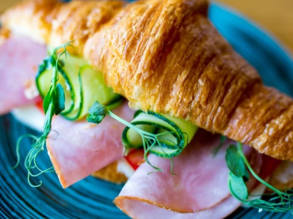 Круассан сыр с ветчиной, помидором и сырным соусом 