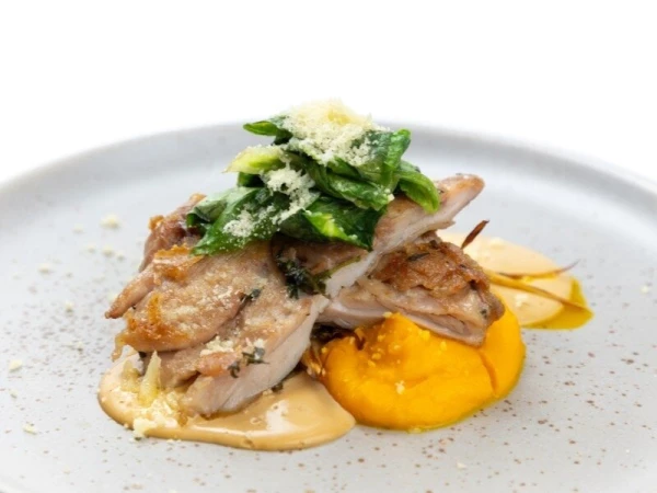 Цыплёнок жареный с вешенкой сливочный унаги морковный крем с трюфелем