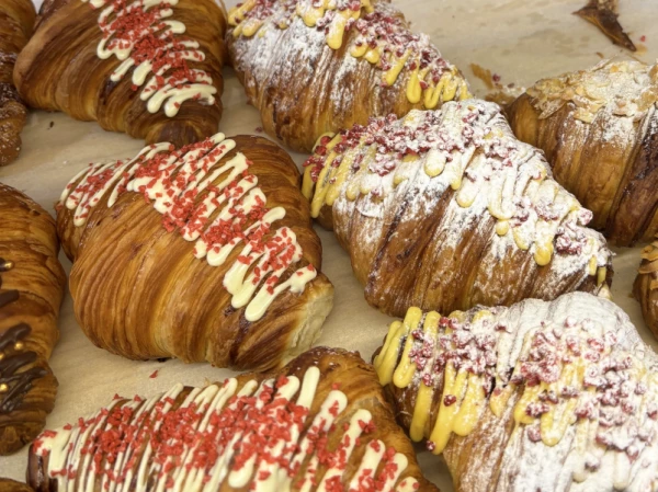 Круассан с творожным кремом и вишней