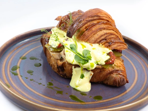 Круассан грудка цыплёнка, корнишоны, вяленые томаты и соус сырный