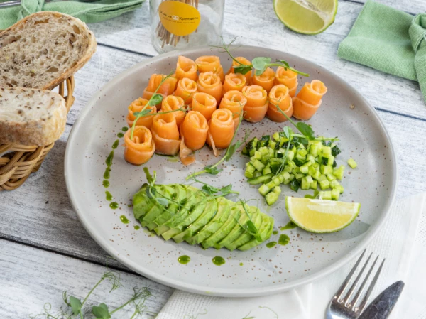 Форель слабой соли, гуакомоле, лайм, свежий огурец