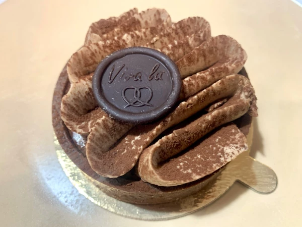 Тарталетка с шоколадным кремом и солёной карамелью