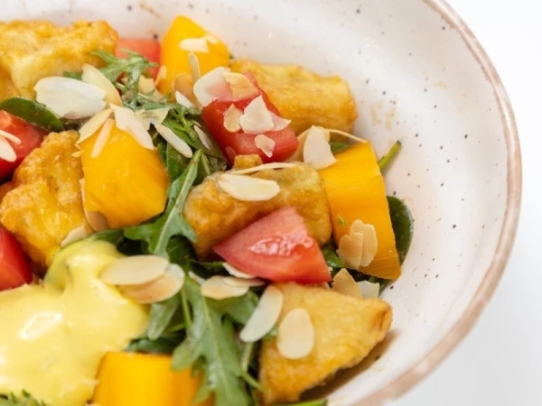 Теплый салат с хрустящим баклажаном и хурмой