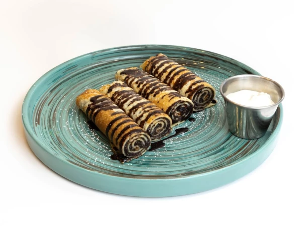 Блинчики с маком, шоколадом и сметаной