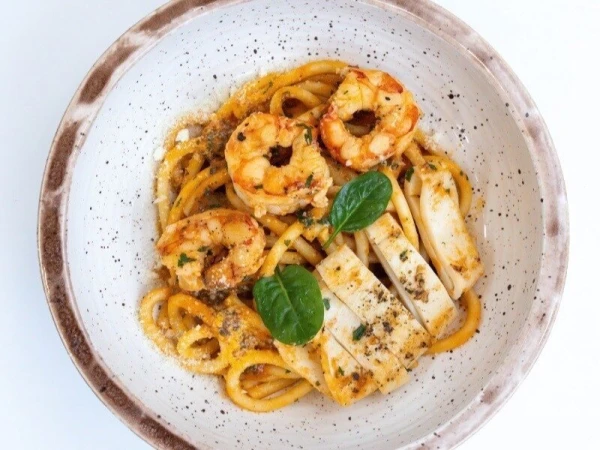 Паста с морепродуктами и соусом из томатов