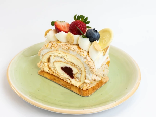 Меренговый рулет со сливками и ягодным компоте