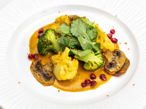 Цветная капуста с кукурузным карри и гранатом