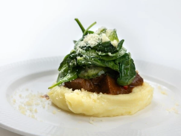 Язык в соусе чёрный чеснок, толчёный картофель