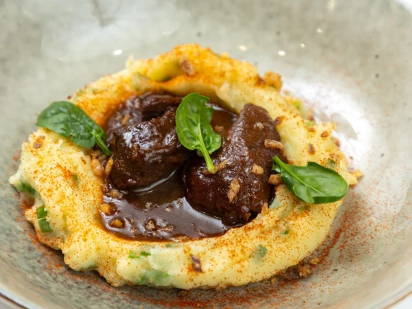 Томлёная говяжья щека