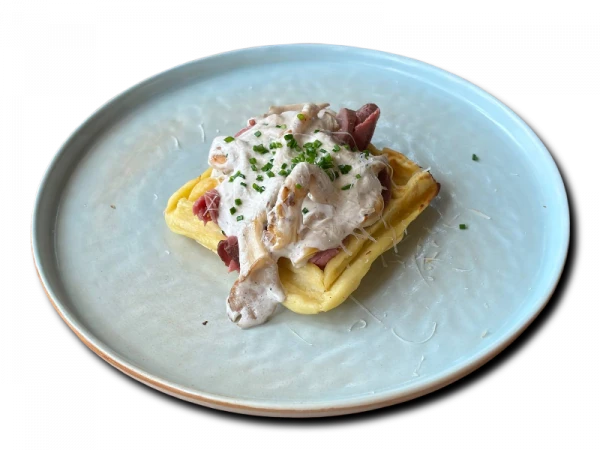 Картофельная вафля с ростбифом вешенкой и соусом качо-э-пепе