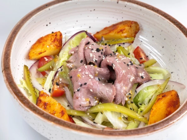 Салат с ростбифом и печёным картофелем