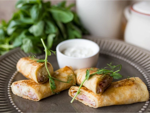 Блинчики с сыром, ветчиной и сметаной