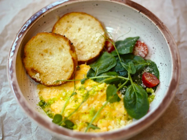 Скрэмбл с помидорами и бриошь