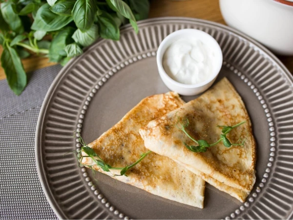 Блинчики с цыплёнком, сыром Чеддер и сметаной