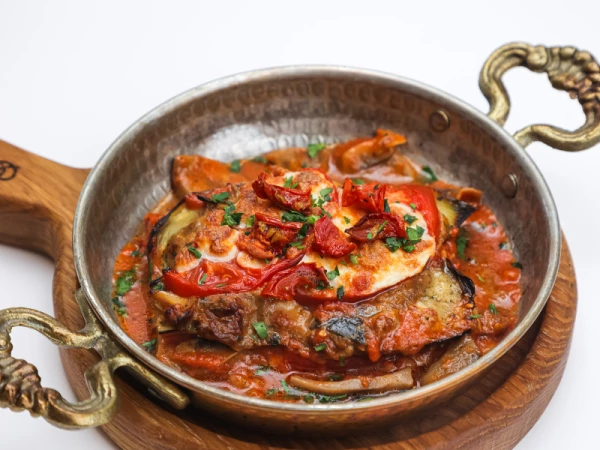 Мусака с шампиньонами и миндальным соусом бешамель