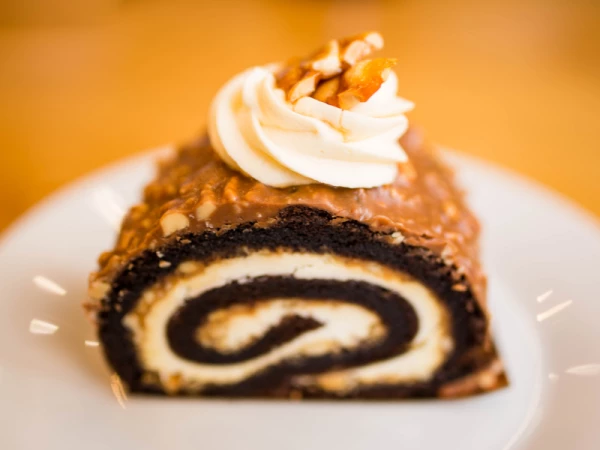 Рулет Сникерс с солёной карамелью и жареным арахисом