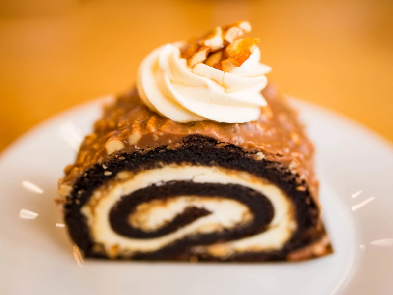 Рулет Сникерс с солёной карамелью и жареным арахисом