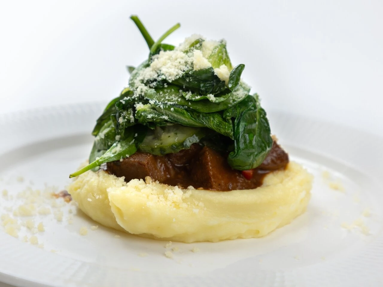 Язык в соусе чёрный чеснок, толчёный картофель