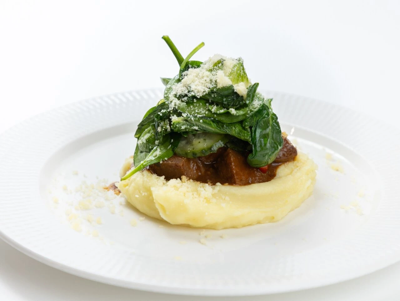 Язык в соусе чёрный чеснок, толчёный картофель