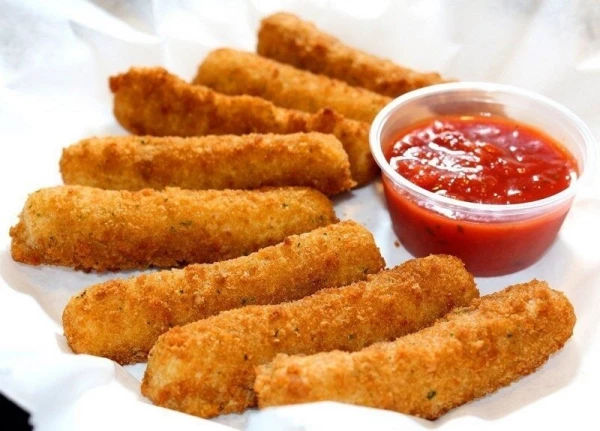 Жареный сыр с брусничным соусом