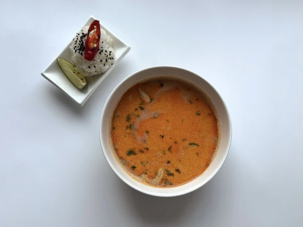 Том ям курицей