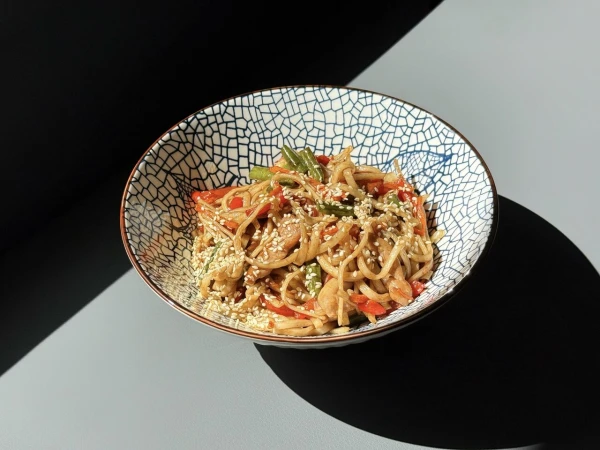 Лапша удон с курицей овощами в соусе терияки