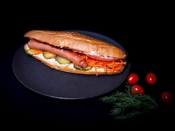Хот-дог фирменный в булочке с двумя сосисками