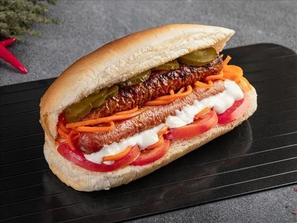 Хот-дог фирменный в булочке с двумя сосисками 