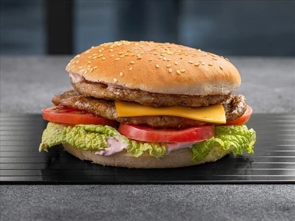 Бургер с двумя куриными котлетами