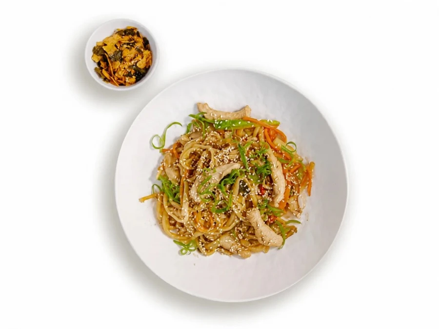 Удон с ореховым соусом и курицей