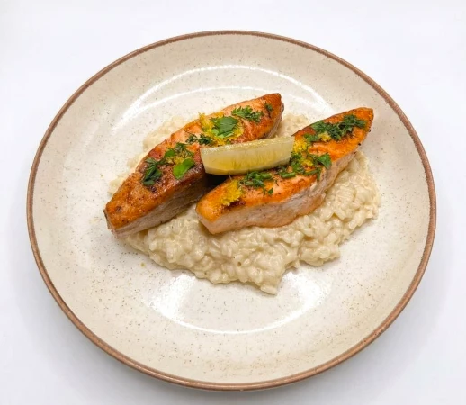 Лосось с ризотто в соусе белое вино