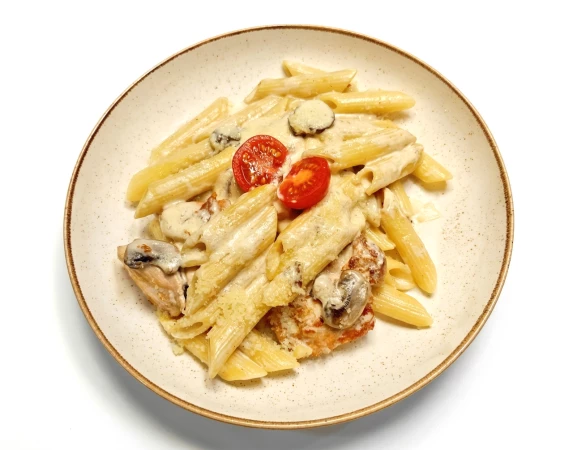 Пенне с курицей и грибами 