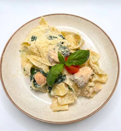 Паппарделле с лососем и шпинатом