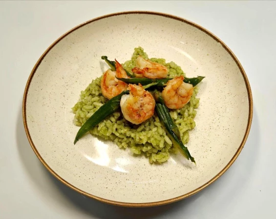Зеленое ризотто с креветками