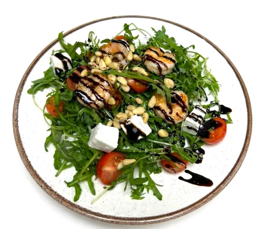 С рукколой, креветками и кедровыми орехами