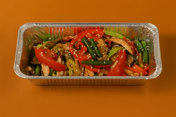 Салат с курицей и овощами горячий