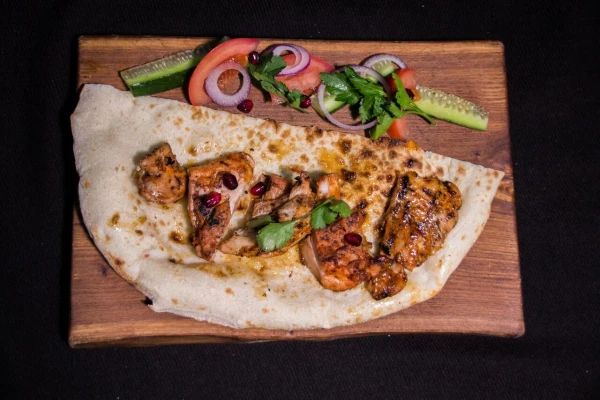 Шашлык из курицы с лепешкой из дровяной печи