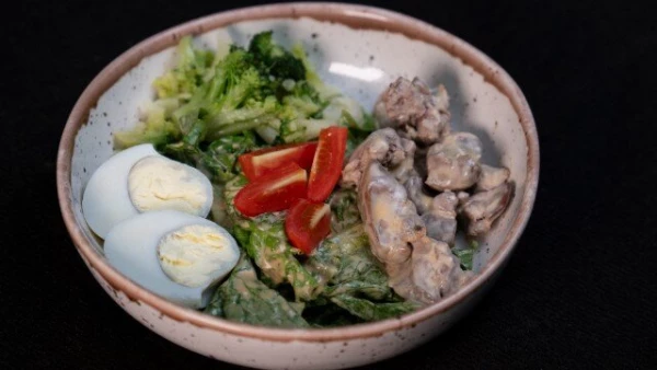 Салат с брокколи и куриной печенью
